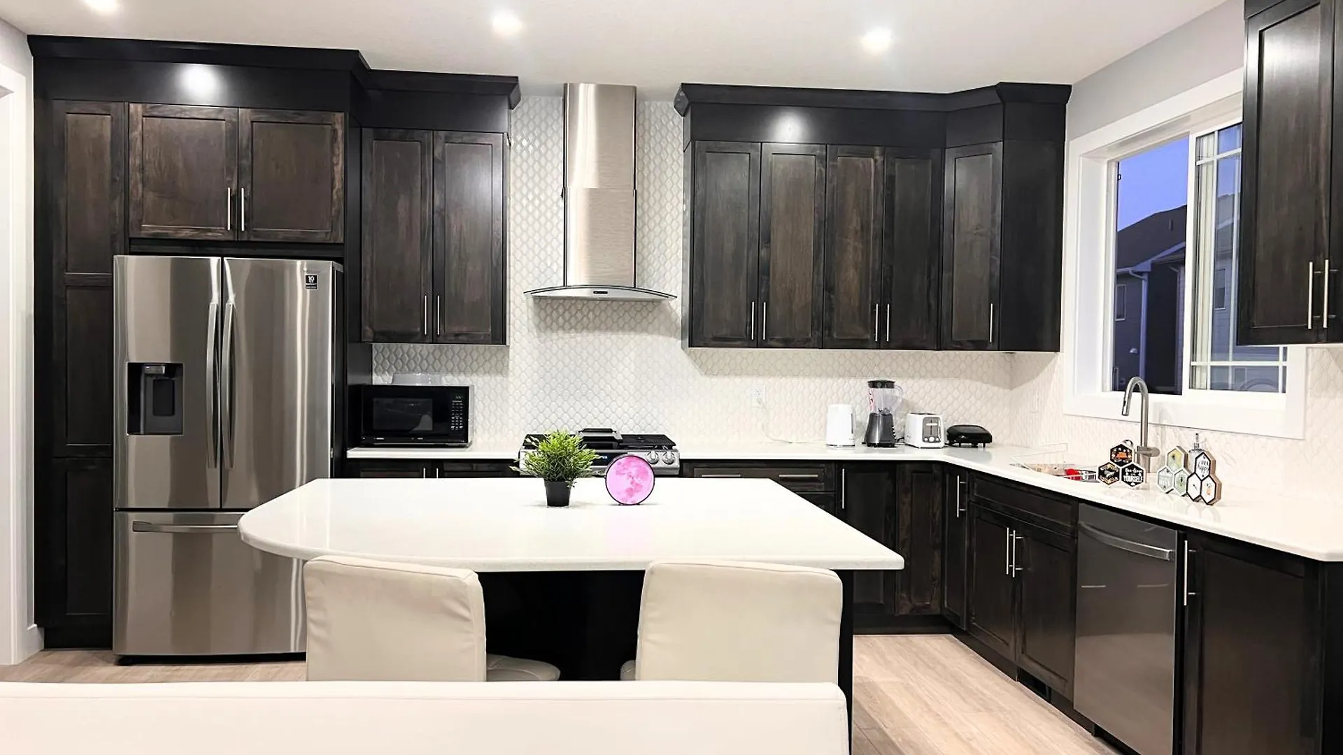 Flowealth Property Luxury Villa Near Lake Netflix Tv Wifi Calgary 0*,  Canada